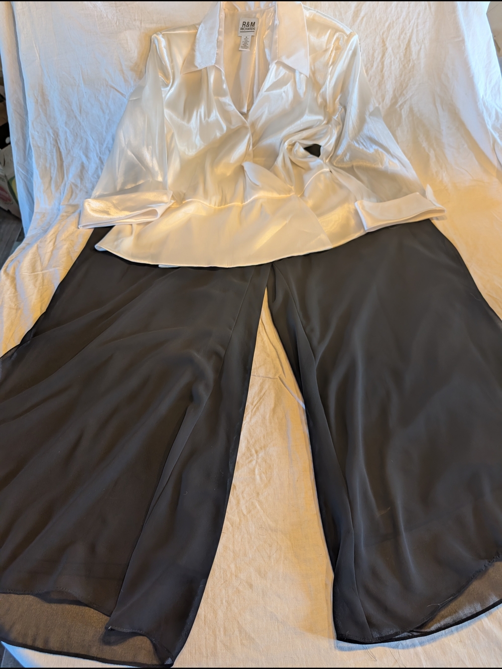 2/100$ R&M Richards Matching Set Cream Satin Blouse With Matching Palazzo Pants